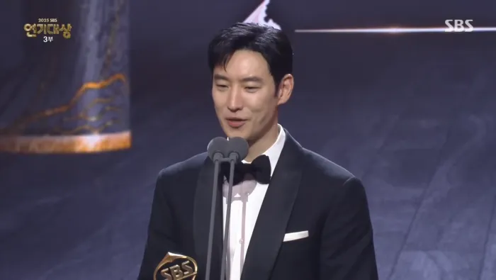 「2025SBS演技大賞」大賞を受賞したイ·ジェフン