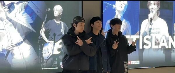 FTISLAND、台北地下街に『変装なし』で登場!スマホ片手に興奮の記念撮影!